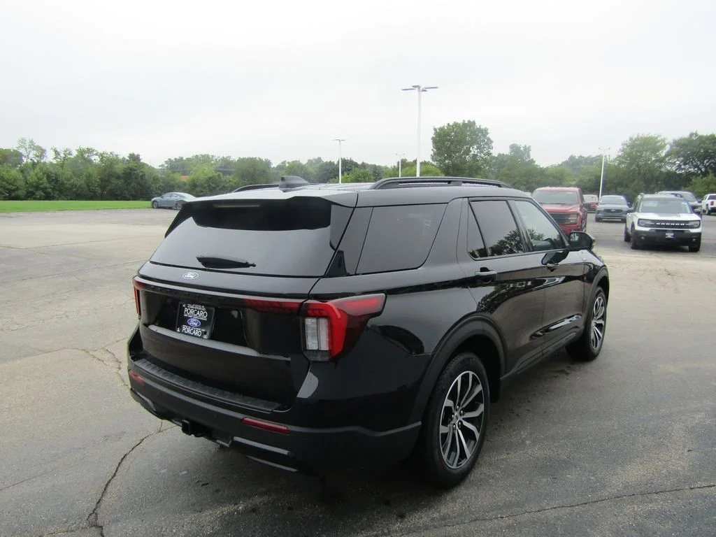 New 2027 Agate Black Metallic Ford ST-Line image 8
