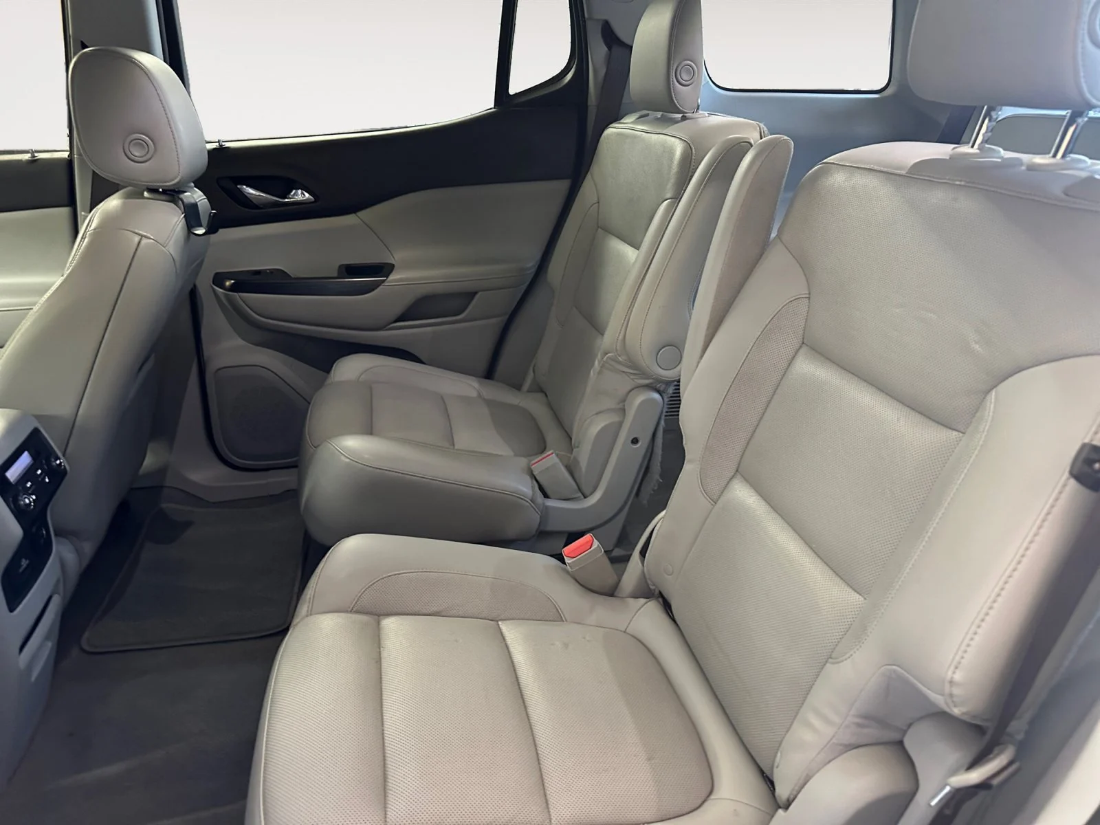 Used 2017 White Frost Tricoat GMC SLT image 24