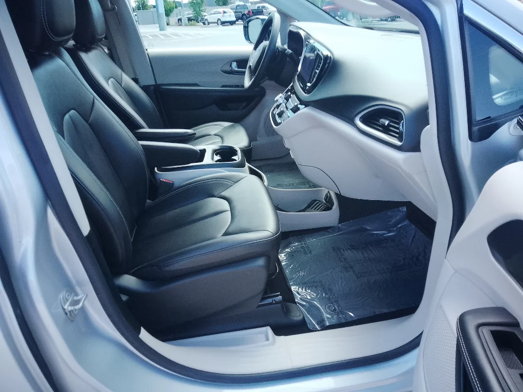 Used 2024 Silver Mist Clearcoat Chrysler Touring L image 15