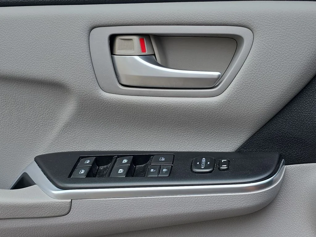 Used 2015 Gray Toyota LE image 19