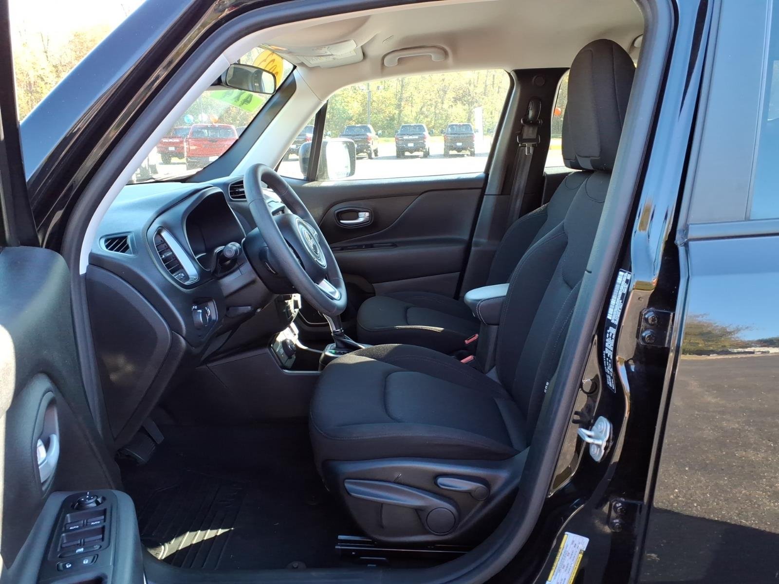 Certified Used 2023  Jeep Latitude image 13