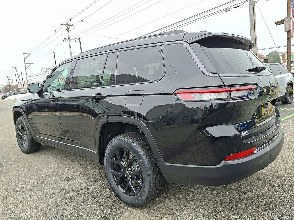 New 2026 Diamond Black Crystal Pearl-Coat Exterior Paint Jeep Altitude image 3