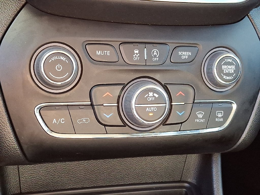 Used 2023 Gray Jeep Altitude image 17