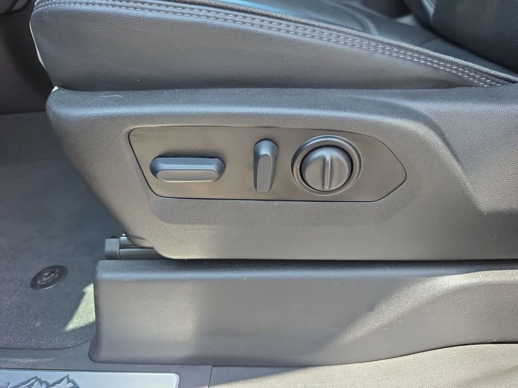 Used 2023 Red Chevrolet High Country image 18
