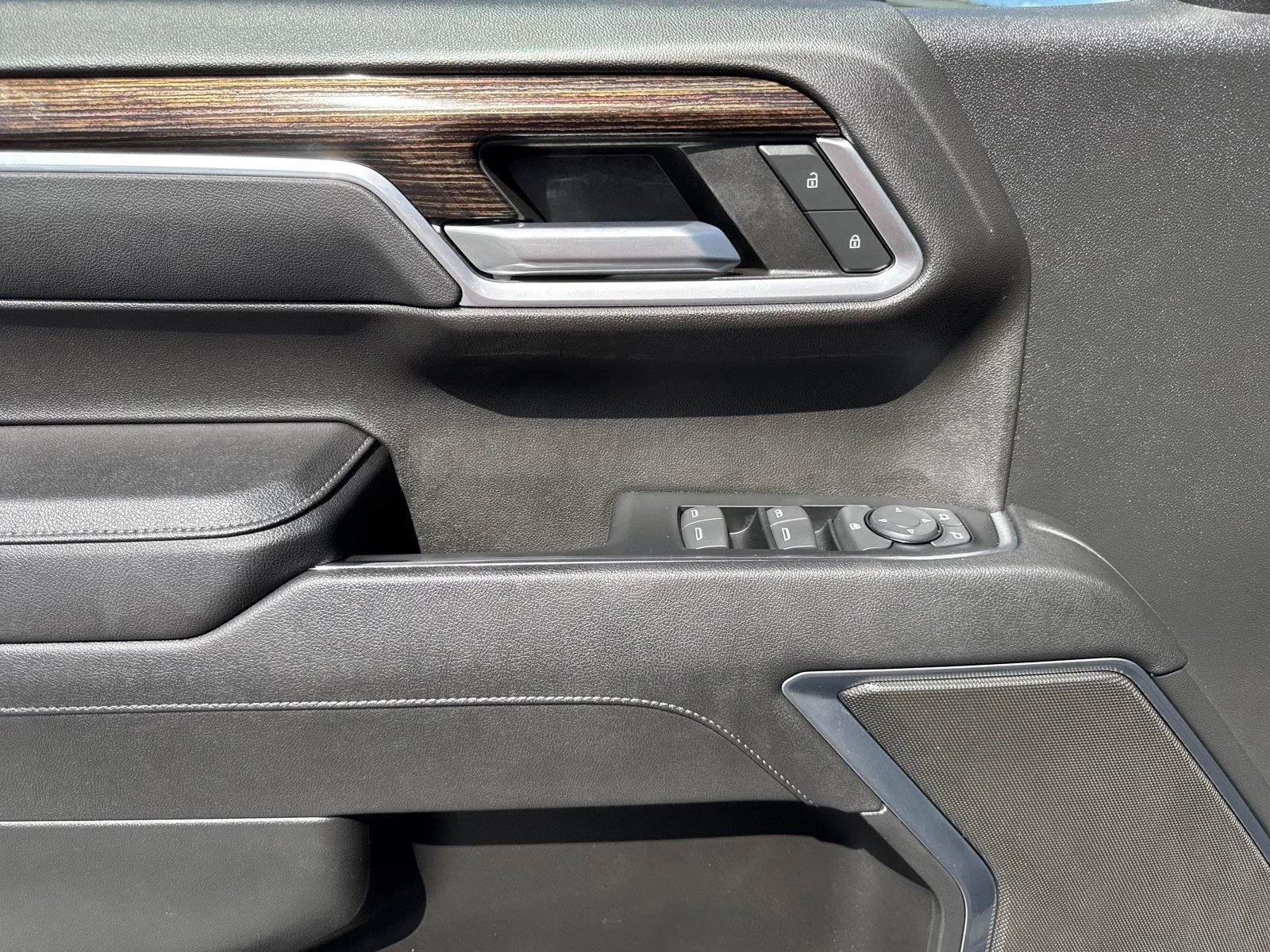 Used 2023 TITANIUM RUSH METALLIC GMC Elevation image 19