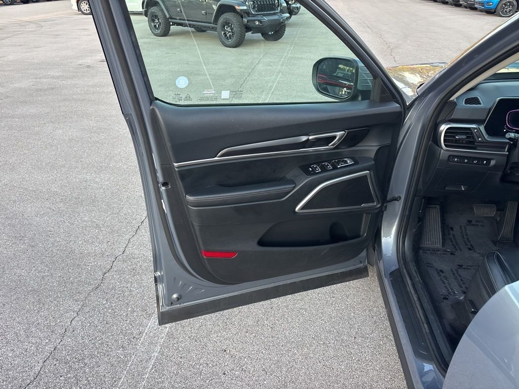 Used 2025 Silver Kia S image 22