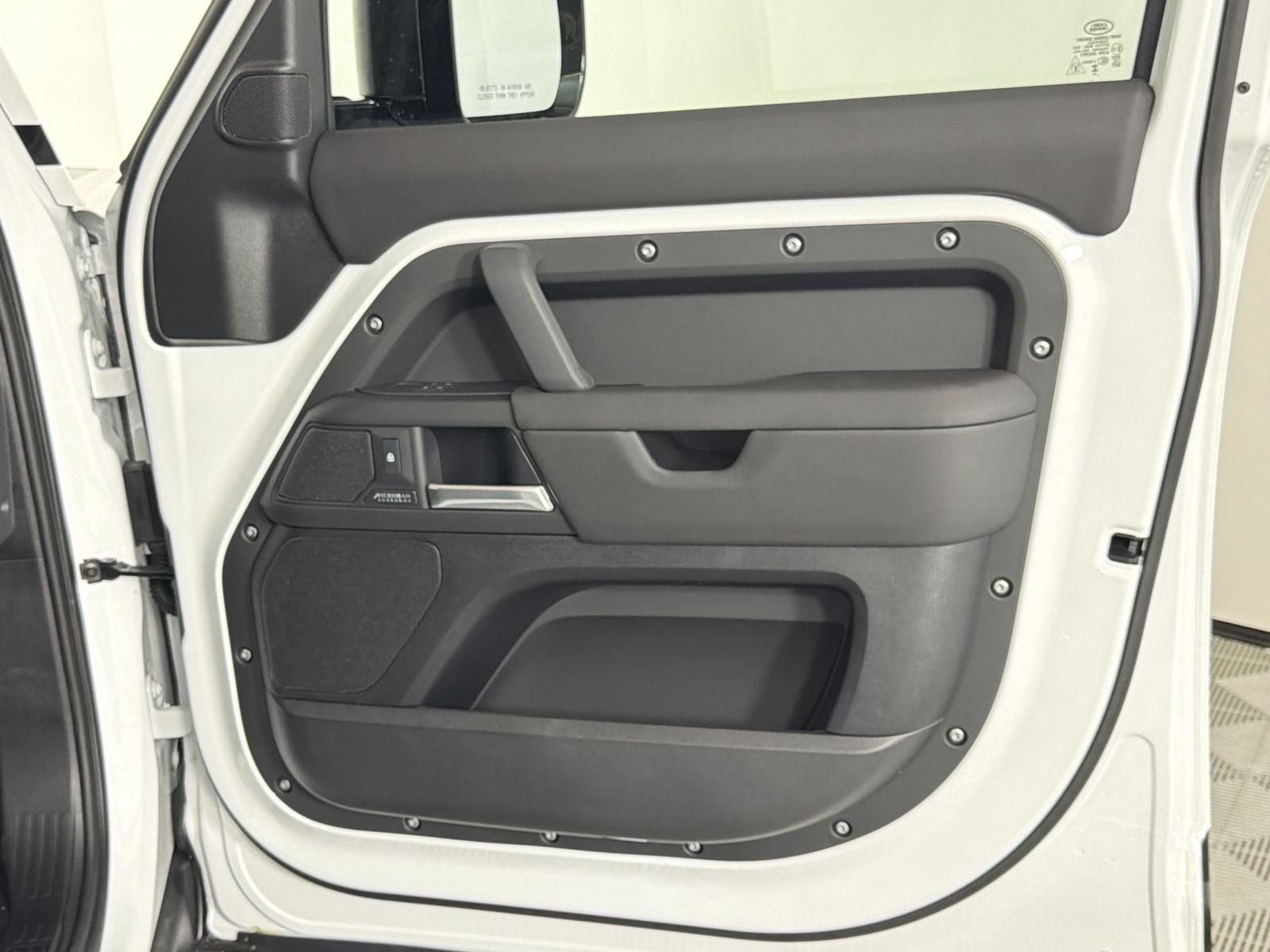 2026 Land Rover Defender X-Dynamic SE - Photo 30