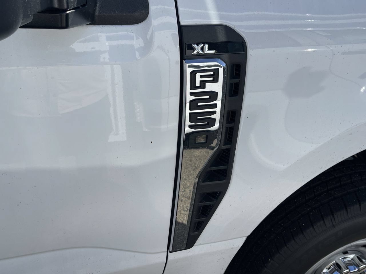 New 2026 Oxford White Ford XL image 8
