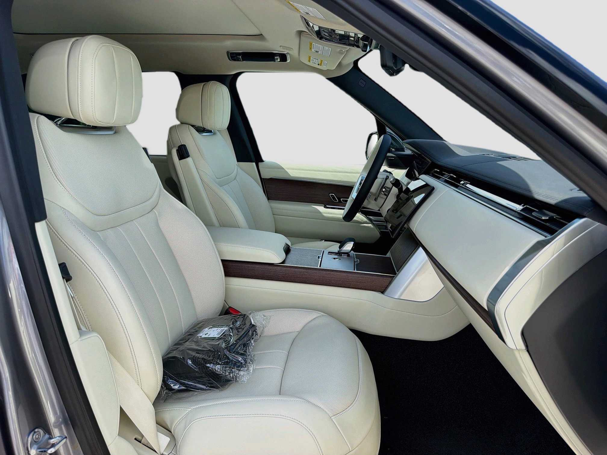 New 2026 Eiger Grey LAND ROVER SE 7 Seats image 16