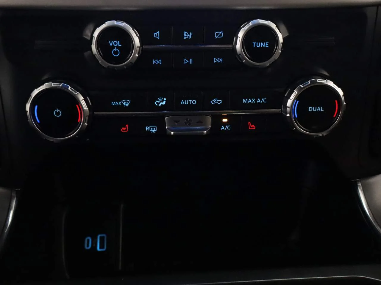 Used 2022 Oxford White Ford XLT Crew Cab image 11