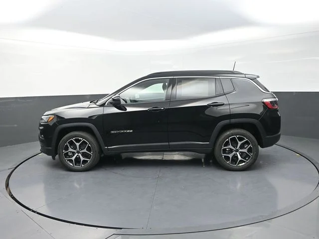 New 2026 Diamond Black Crystal Pearl-Coat Exterior Paint Jeep Limited image 6