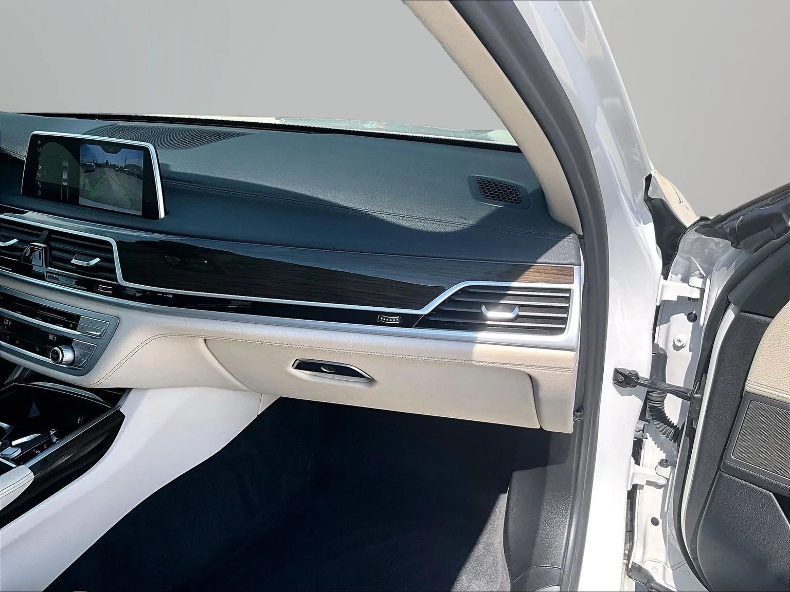 Used 2018 White BMW 740i xDrive image 18