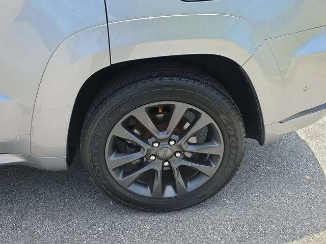 Used 2018 Silver Jeep Overland image 34