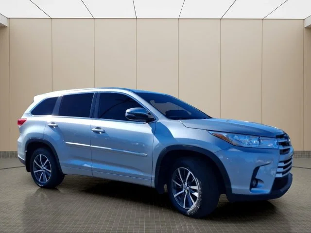 Used 2017 Silver Toyota XLE image 4