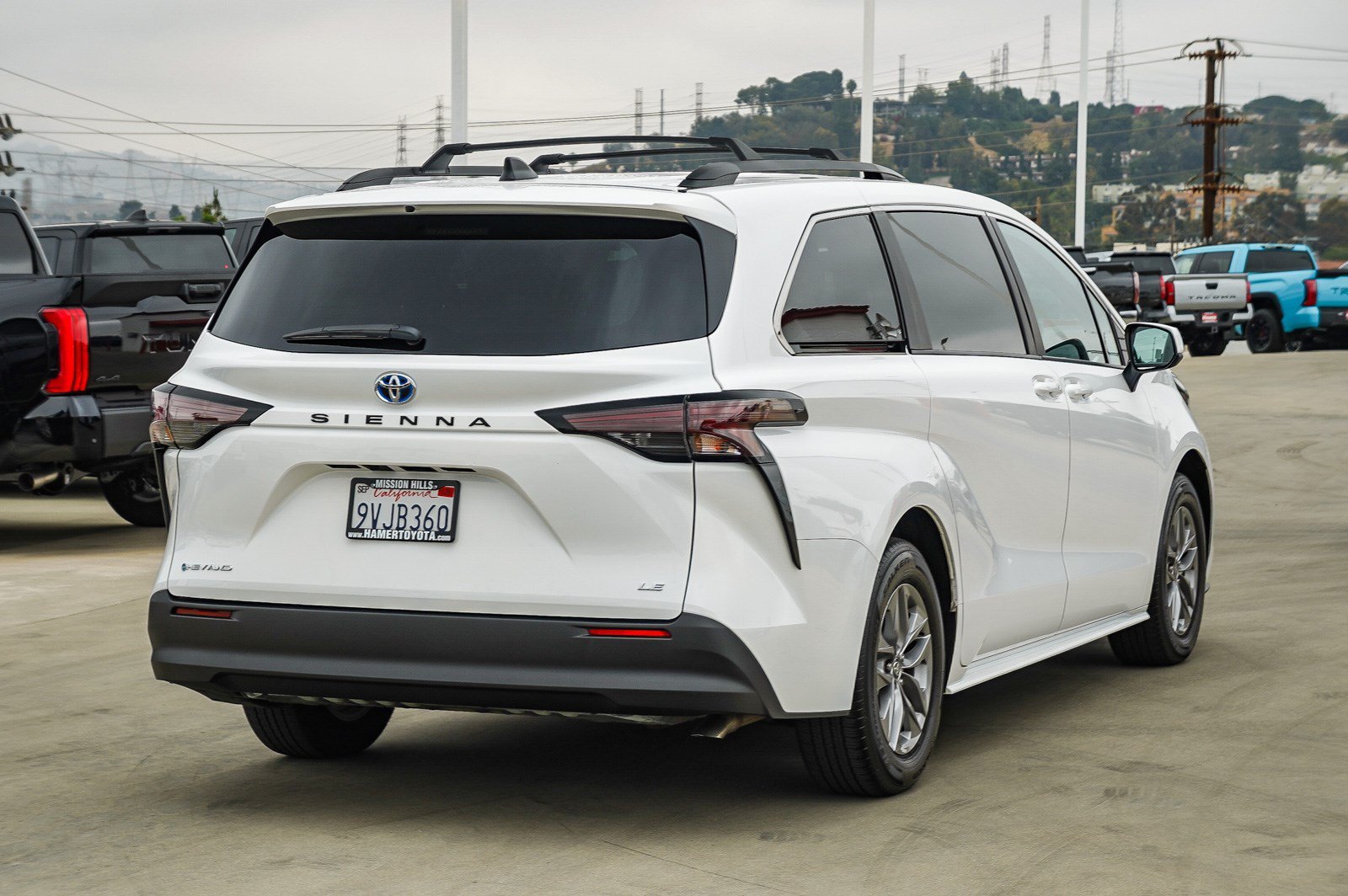 Used 2025 Ice Cap Toyota LE image 6