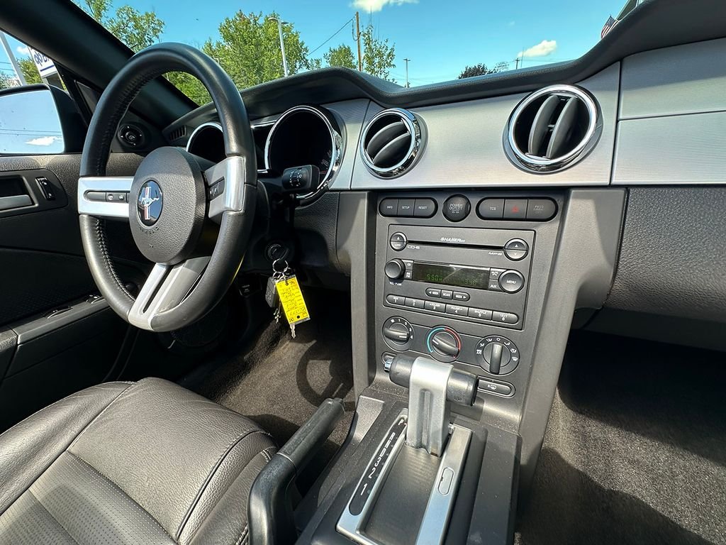 Used 2005 Black Ford  image 67