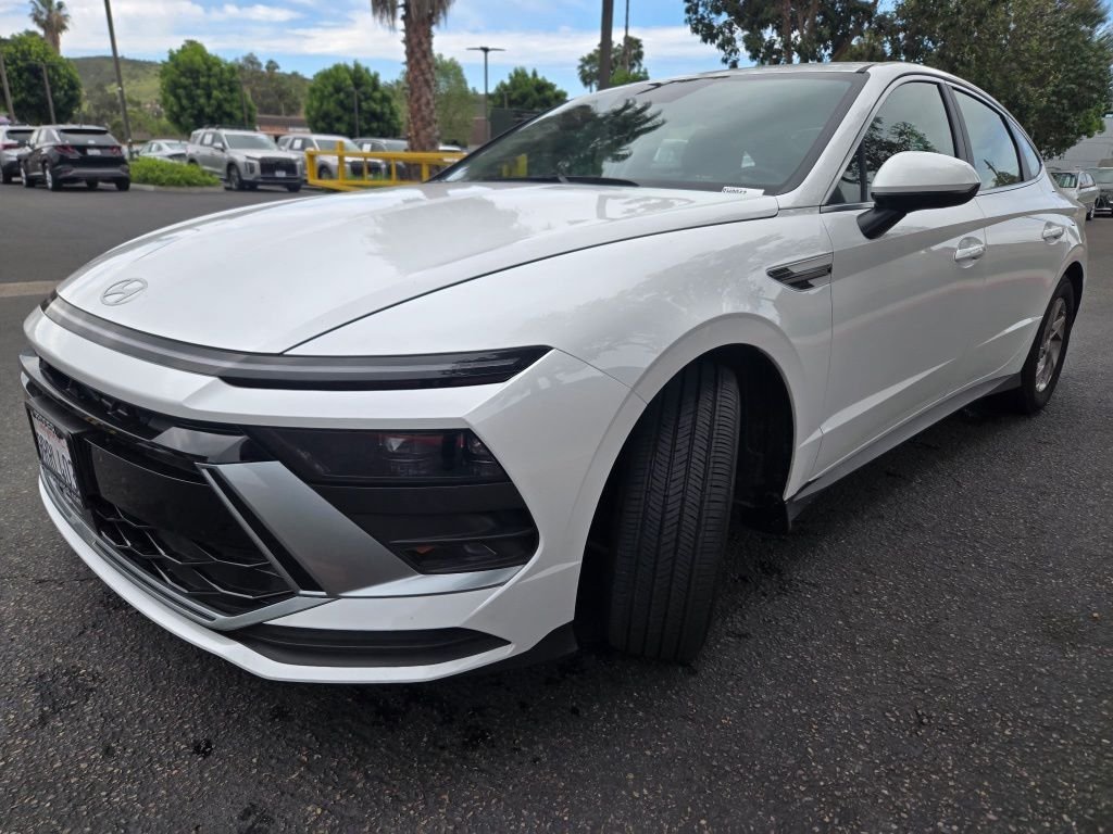 Used 2025 White Hyundai SE image 4