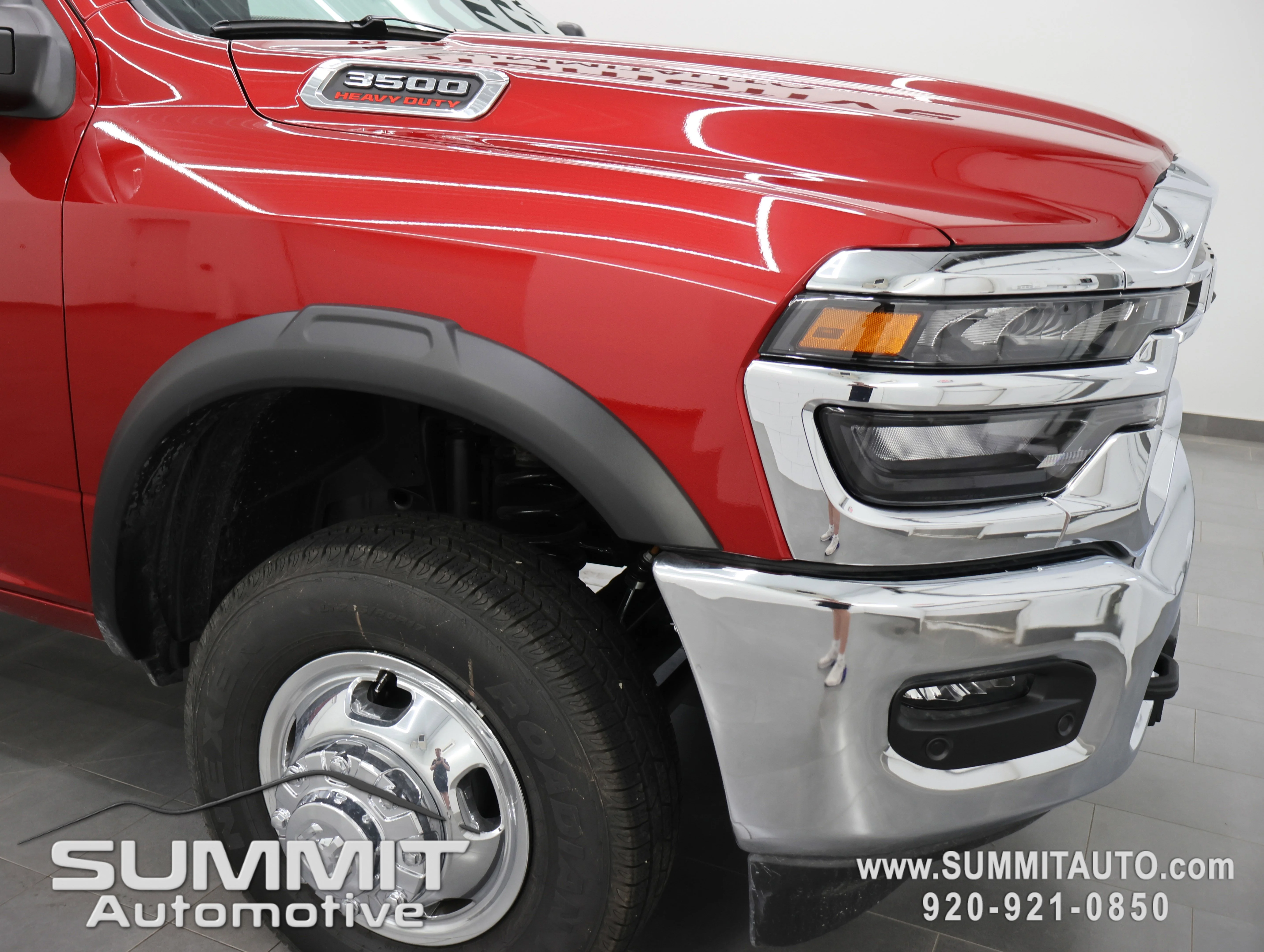 New 2026 Molten Red Pearl-Coat Exterior Paint RAM Tradesman image 20