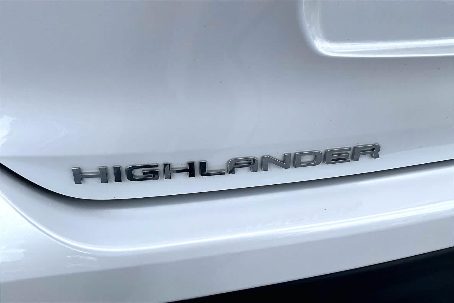Used 2023 Wind Chill Pearl Toyota LE image 30