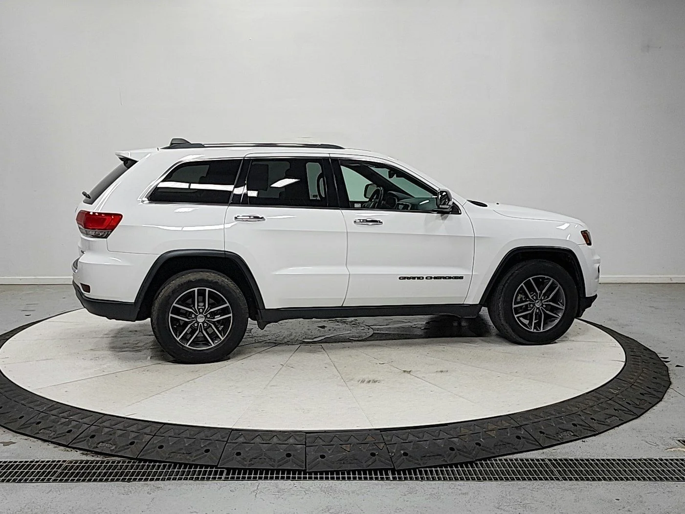 Used 2017 White Jeep Limited image 9