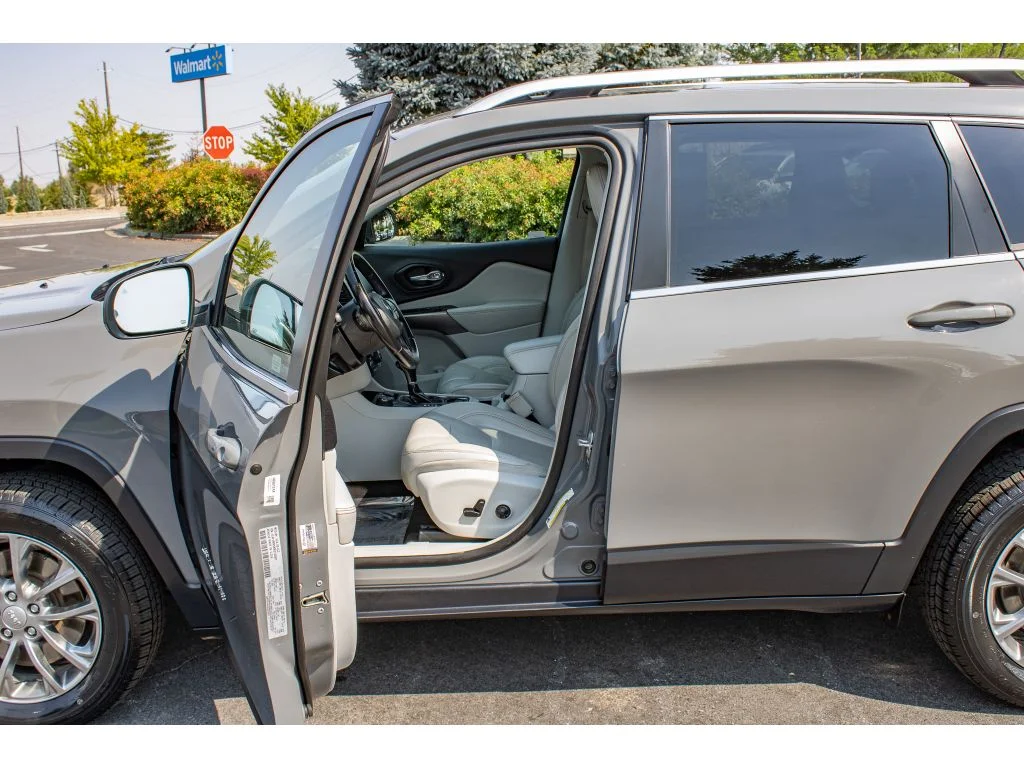 Used 2021 Sting-Gray Clearcoat Jeep Latitude Lux image 27