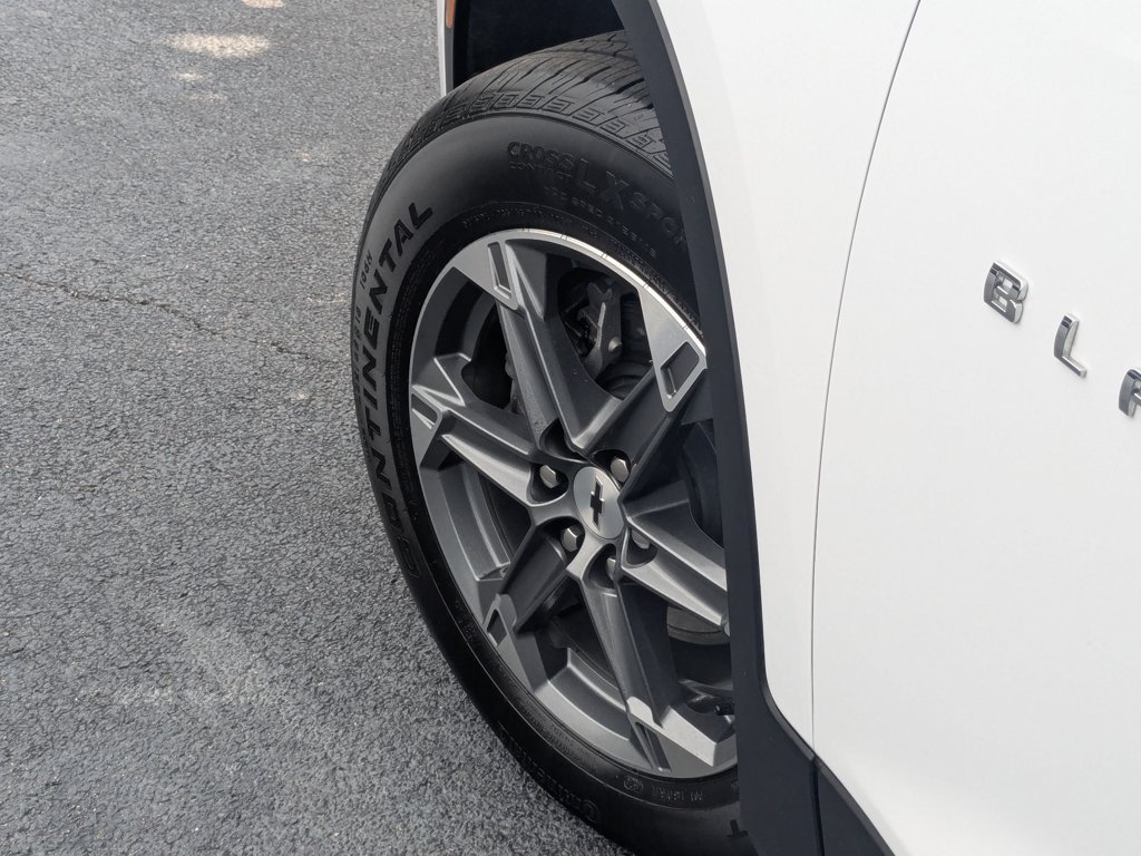Used 2025 Summit White Chevrolet LT image 9