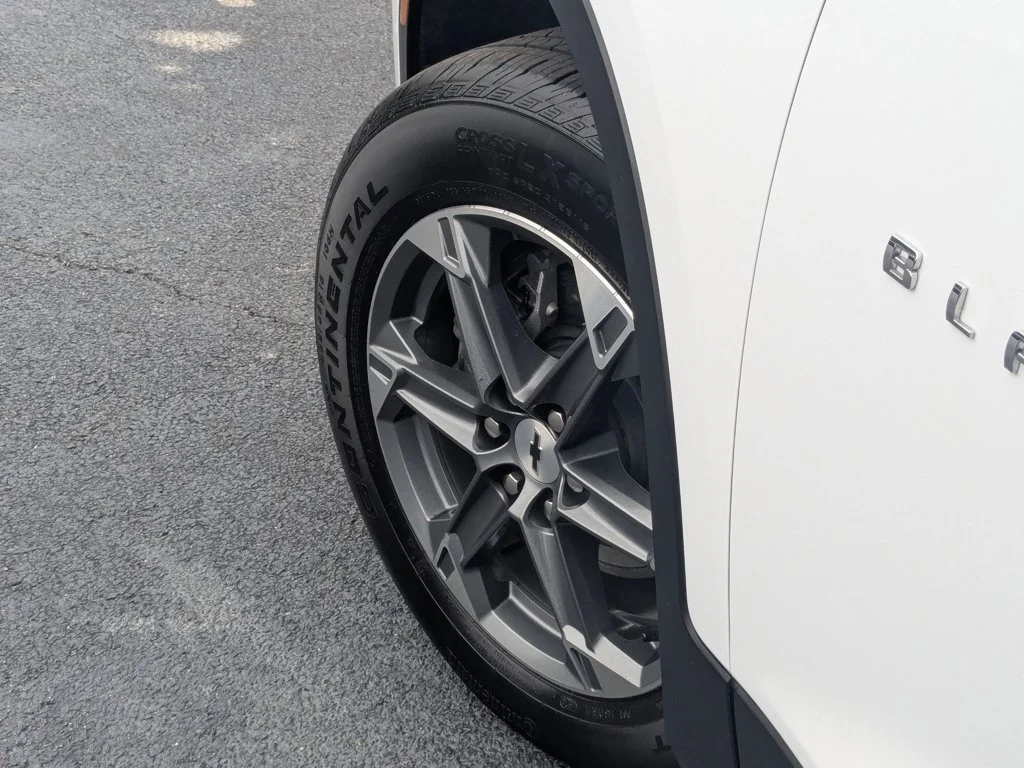 Used 2025 Summit White Chevrolet LT image 9