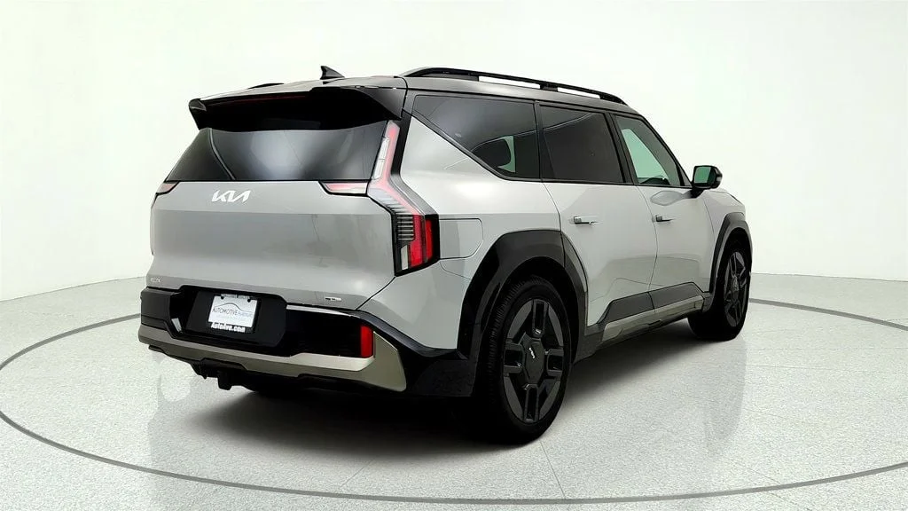 Used 2026 Wolf Gray/Ebony Black Roof Kia GT-Line AWD w/ Relaxation Package image 5