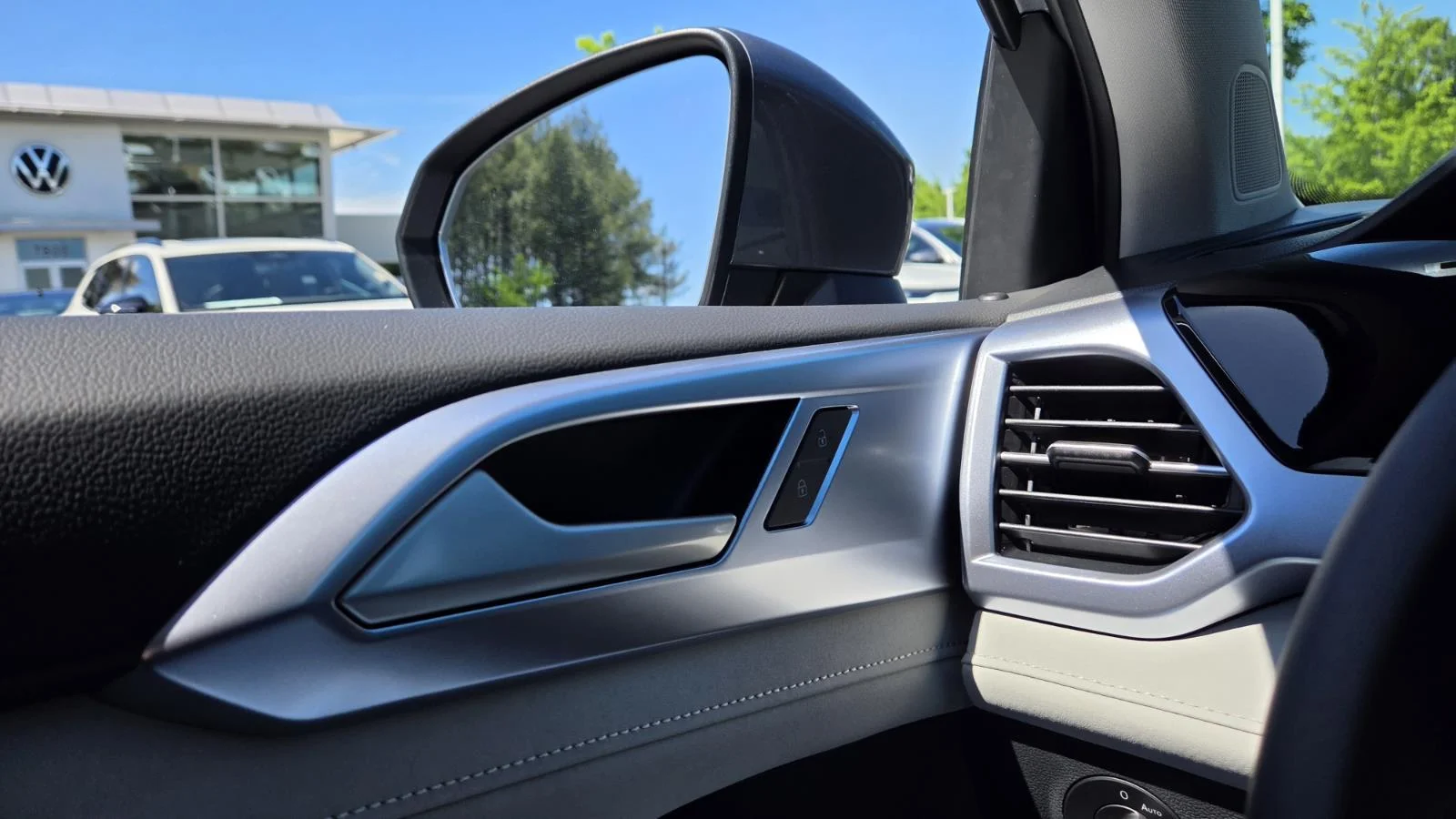 2025 Volkswagen Taos SE - Photo 23