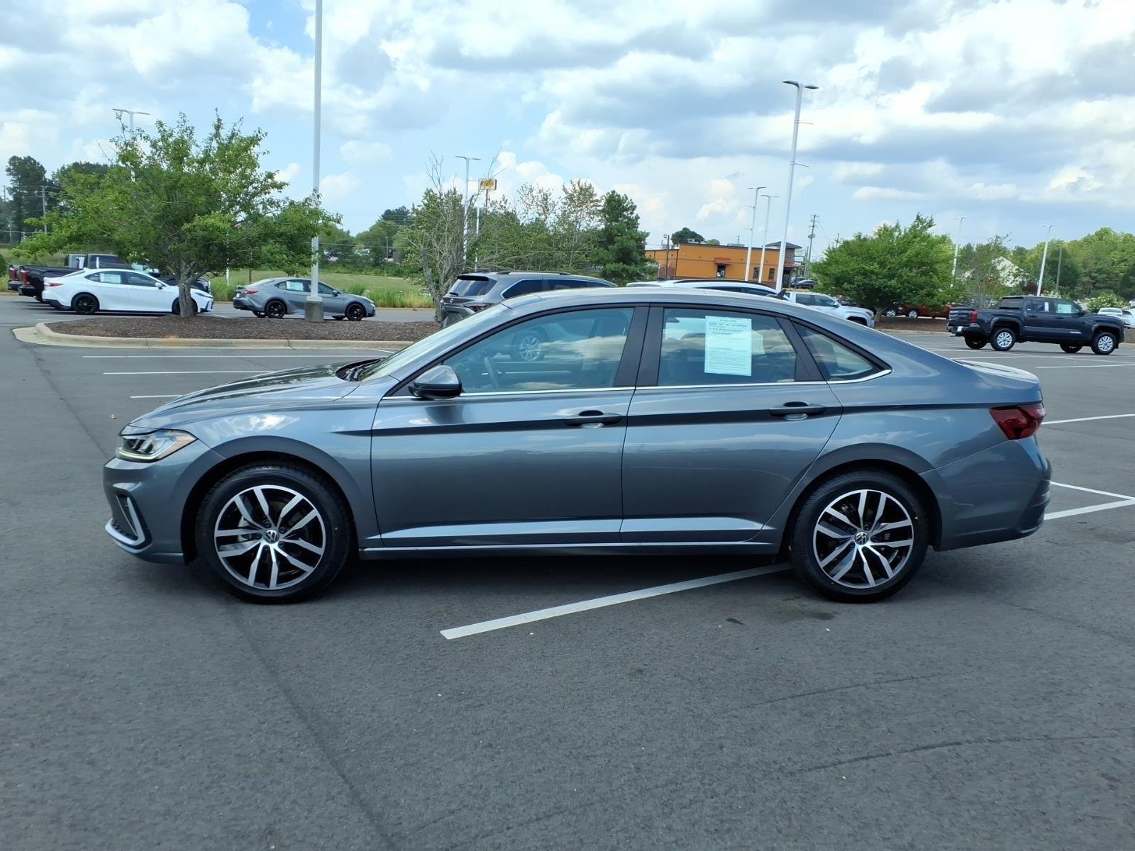 Used 2025  Volkswagen SE image 3