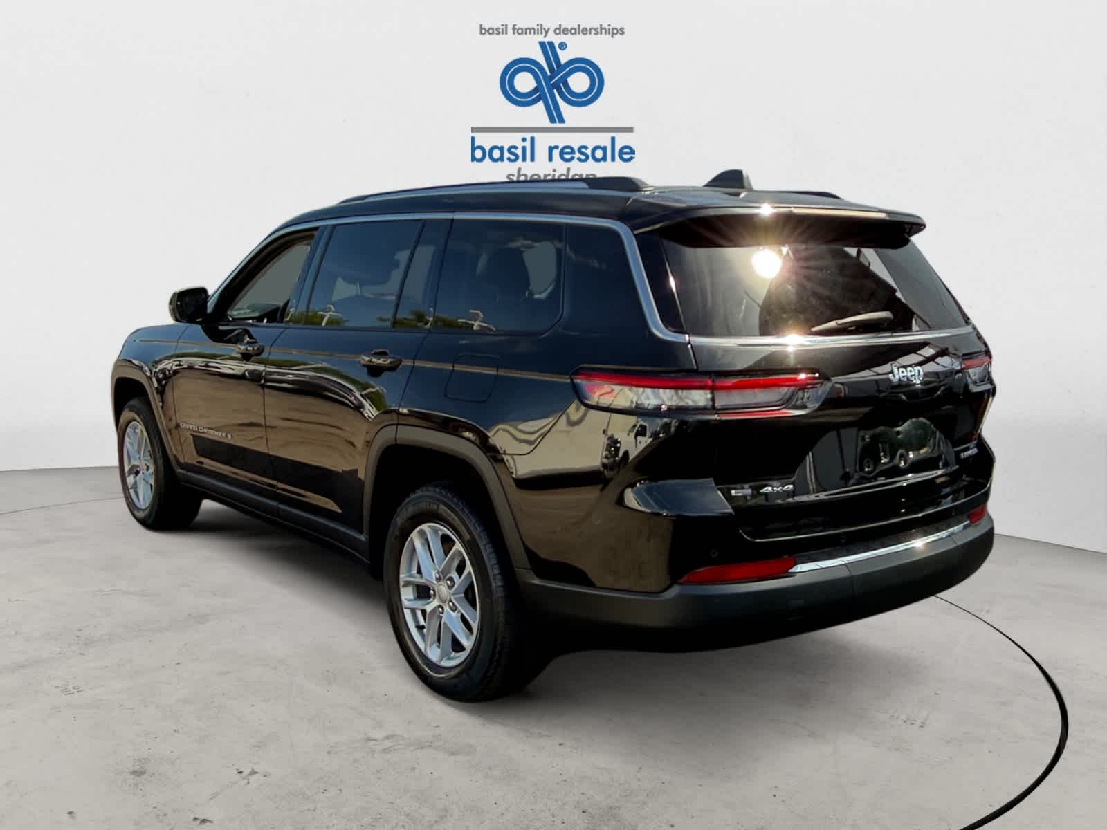 Used 2022 Diamond Black Crystal Pearlcoat Jeep Laredo image 4