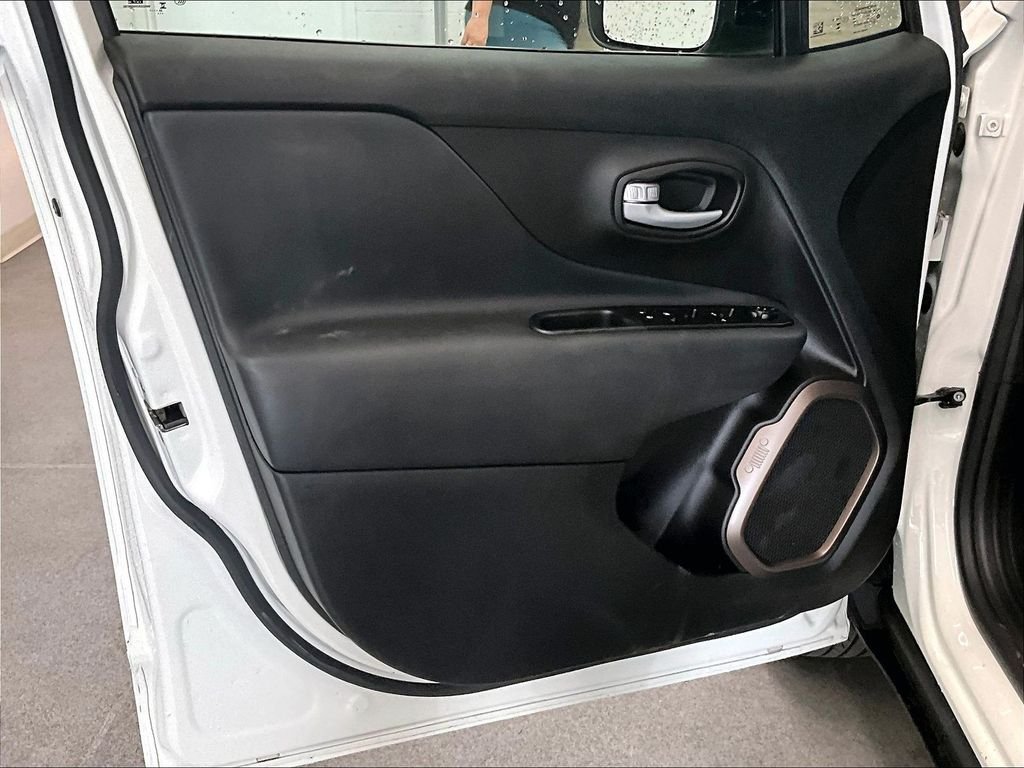 Used 2023 Alpine White Clearcoat Jeep Latitude image 9