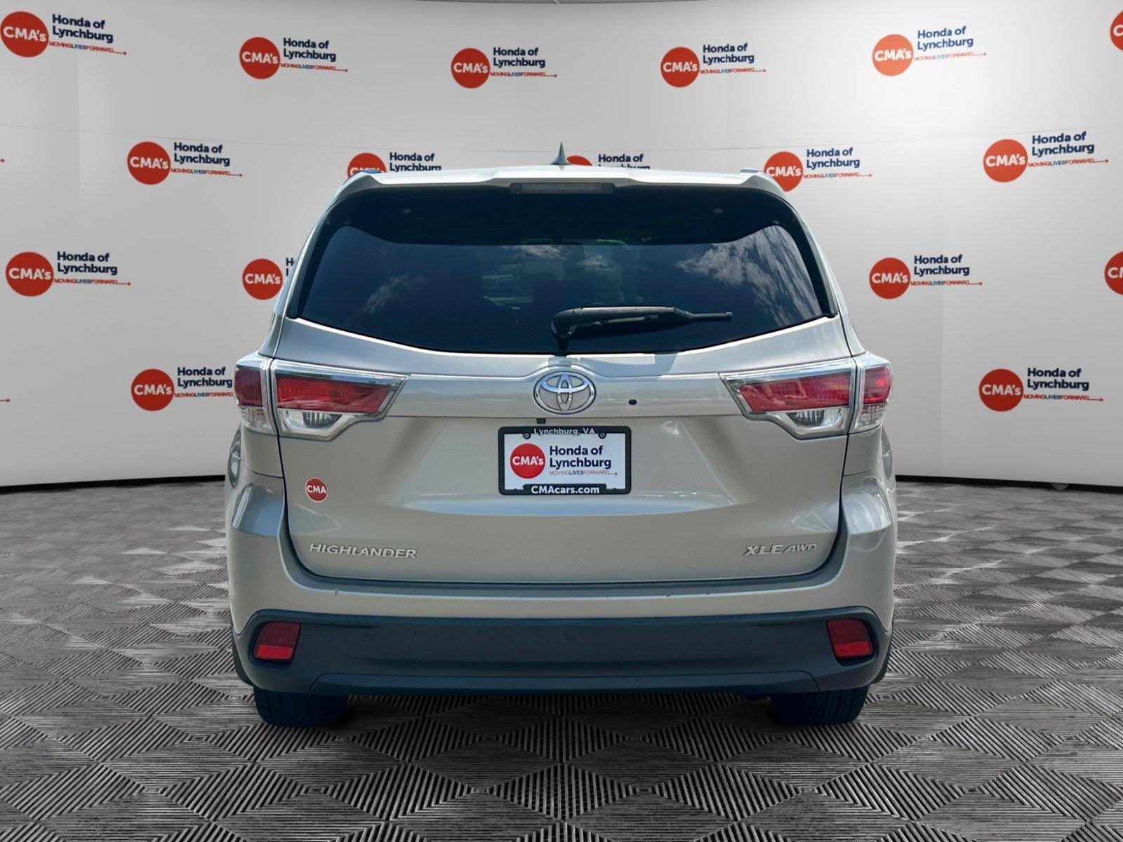 Used 2016 Creme Brulee Mica Toyota XLE image 4