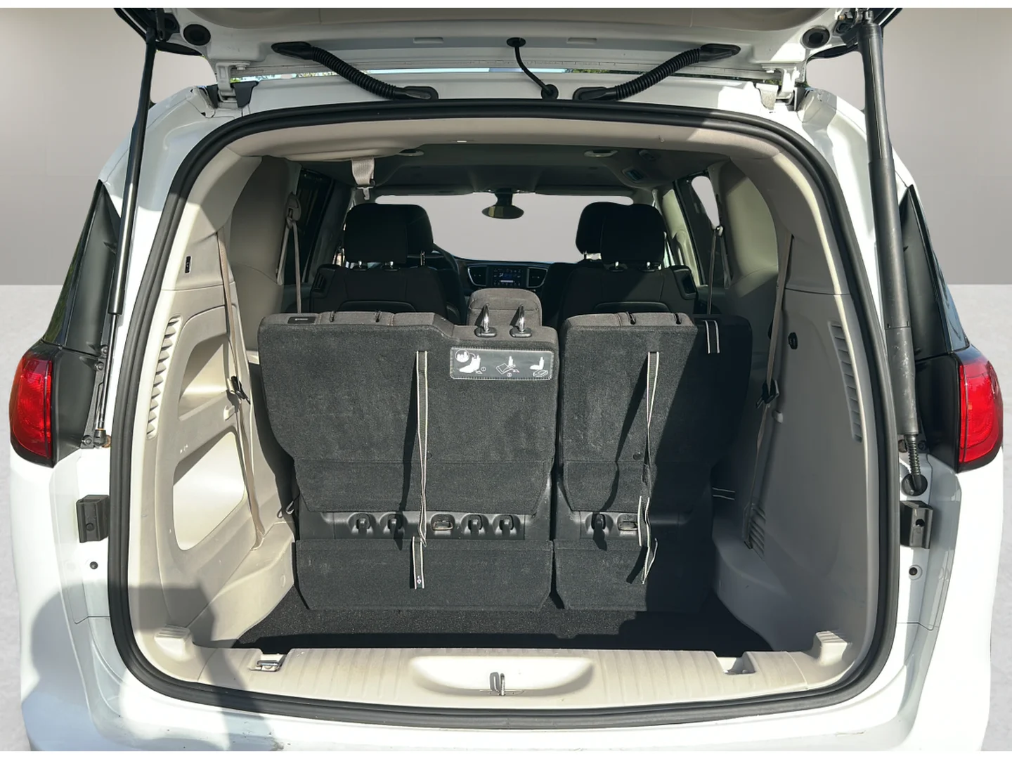 Used 2018 White Chrysler Touring Plus image 20