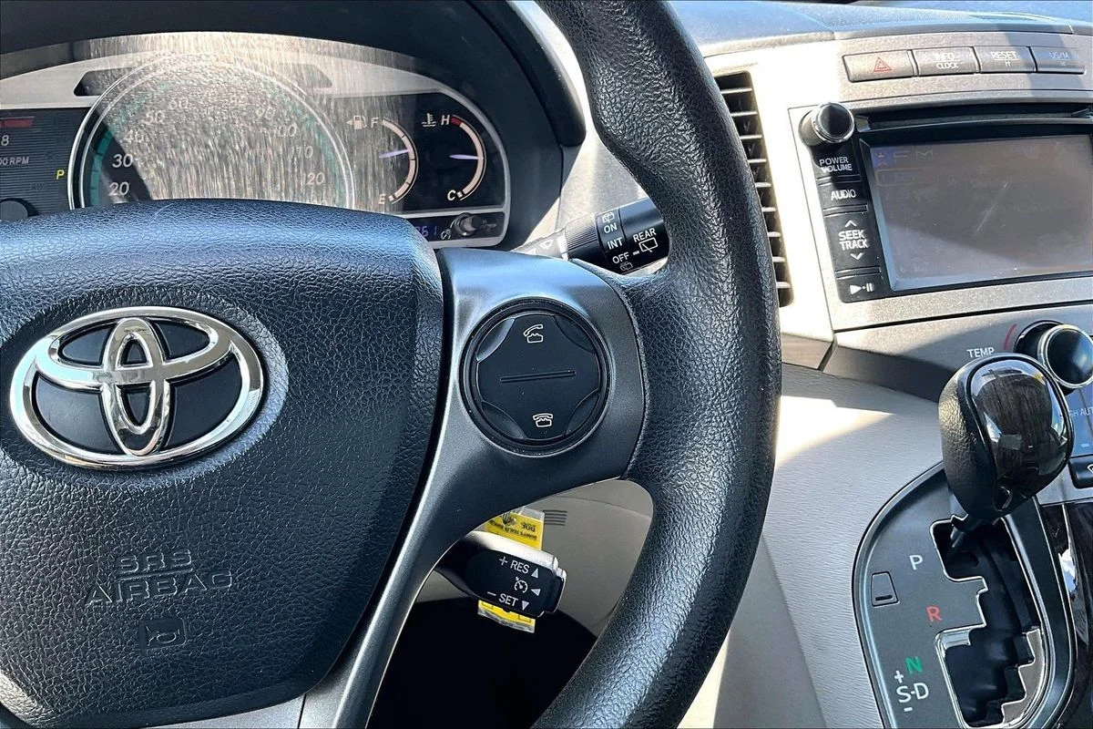 Used 2013 Gray Toyota LE image 12