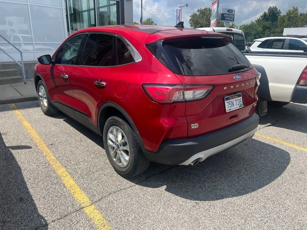 Used 2020 Red Ford SE image 4