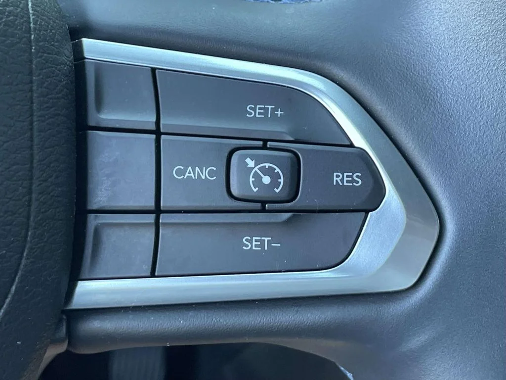 Used 2022 Black Jeep Latitude 4x4 image 27