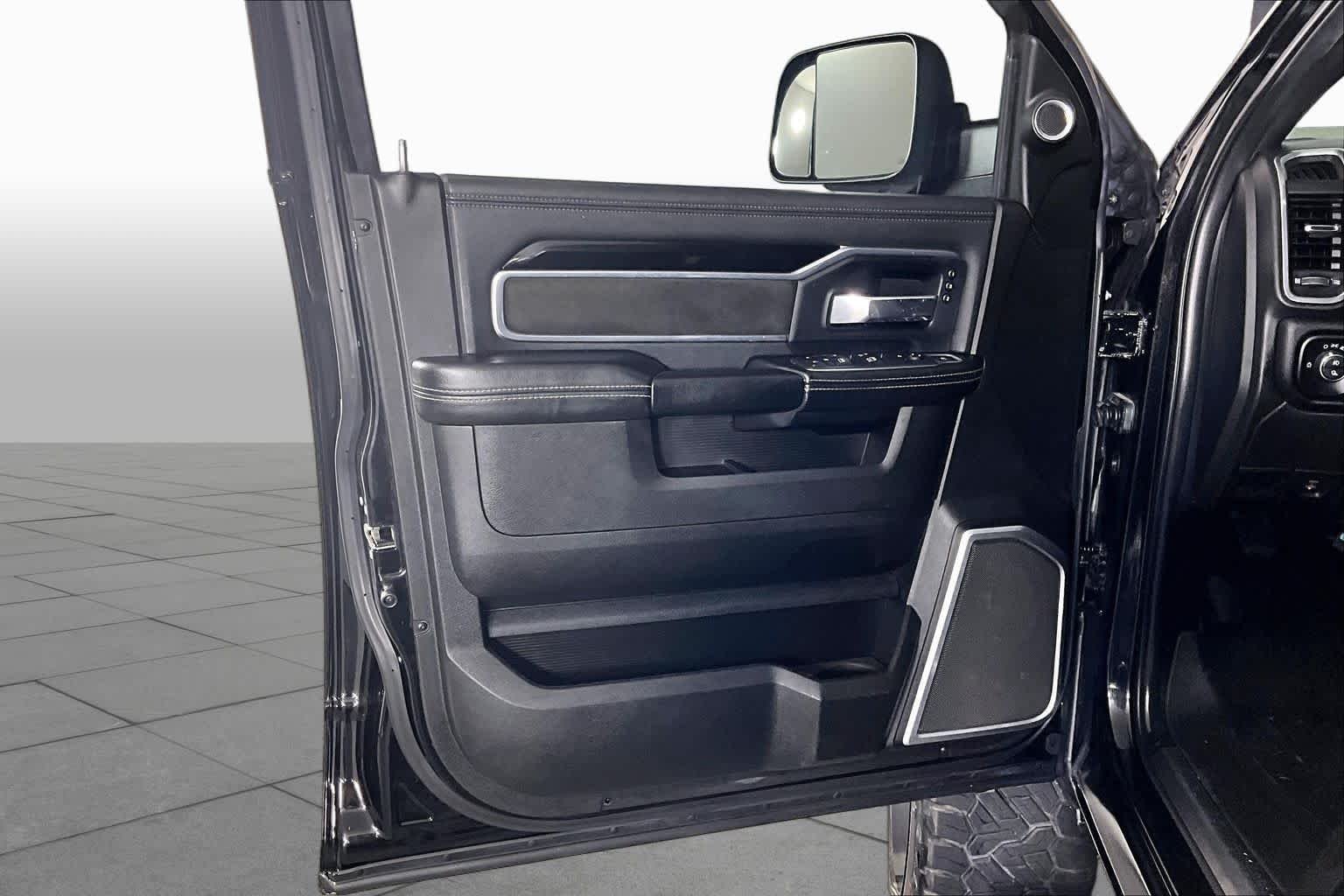 Used 2022 Diamond Black Crystal Pearlcoat Ram Laramie image 20