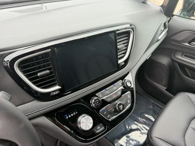 New 2026 Diamond Black Crystal Pearl-Coat Exterior Paint Chrysler Select image 19