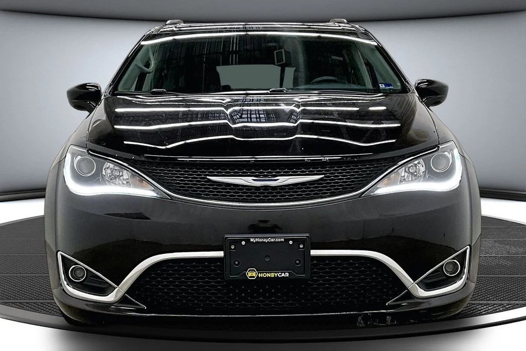Used 2018 Red Chrysler Touring L image 2