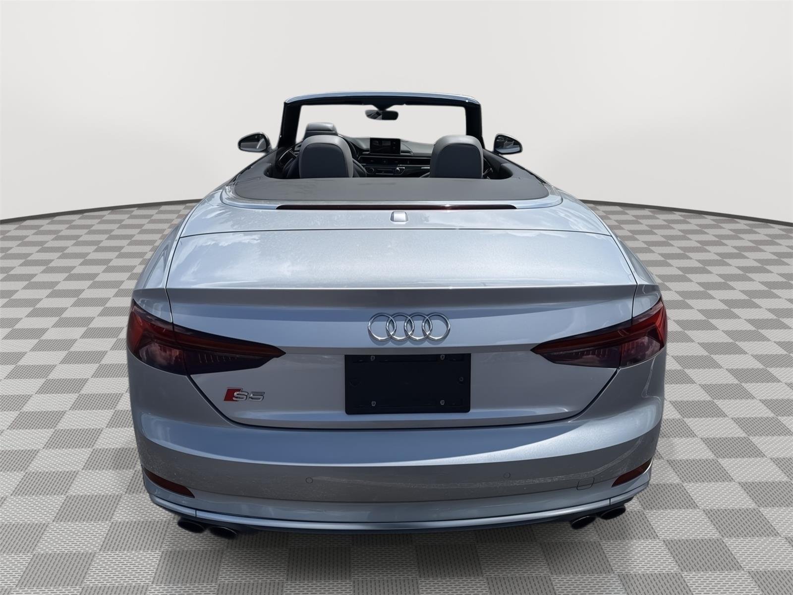Used 2018 Florett Silver Metallic/Black Roof Audi Prestige image 15