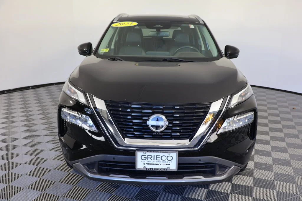 Used 2023 Super Black Nissan SL image 3