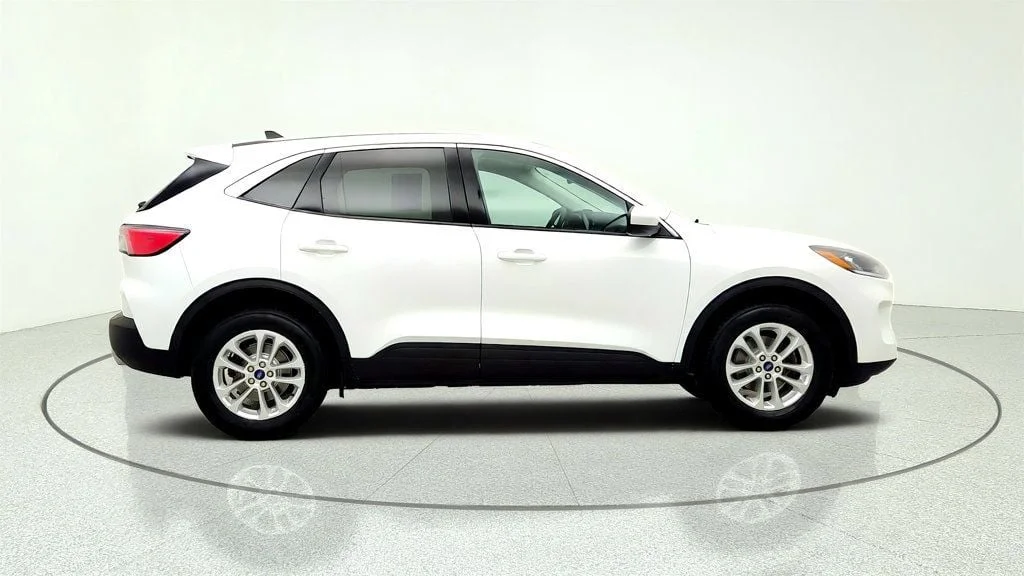 Used 2021 Oxford White Ford SE AWD image 4