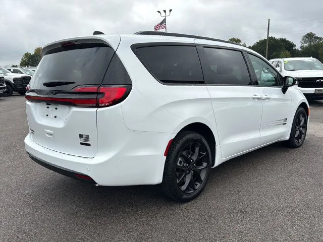 New 2027 White/off-white Chrysler Select image 22
