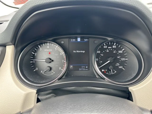 Used 2022 White Nissan SL image 17