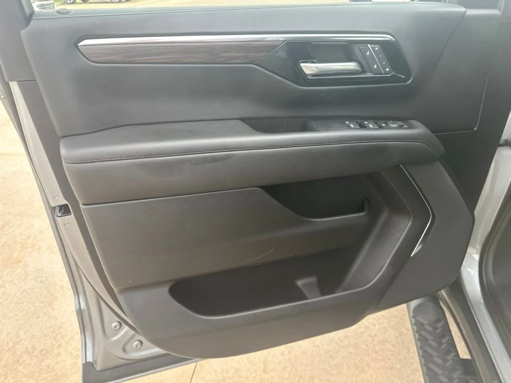 Used 2025 Gray Chevrolet Z71 image 7