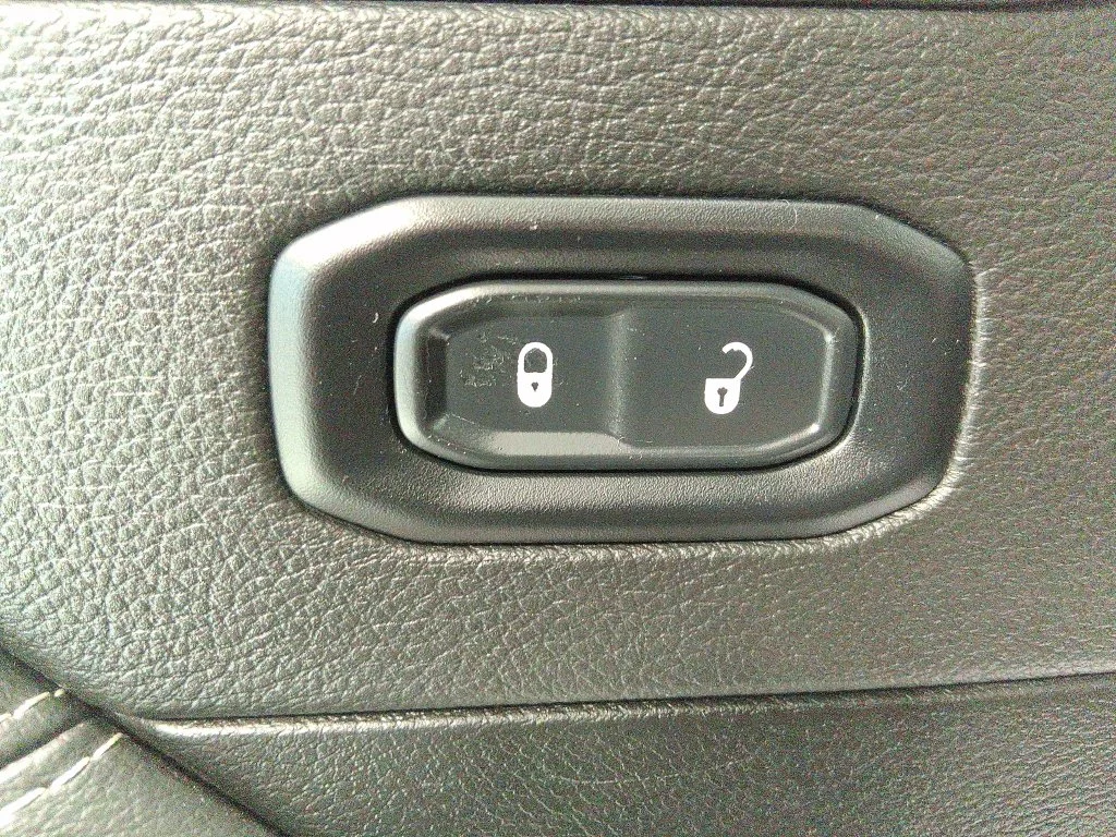 Used 2022 Green Jeep Unlimited Sahara image 14