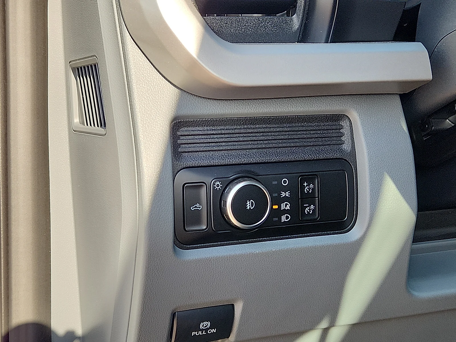 New 2027 Oxford White Ford XL image 16