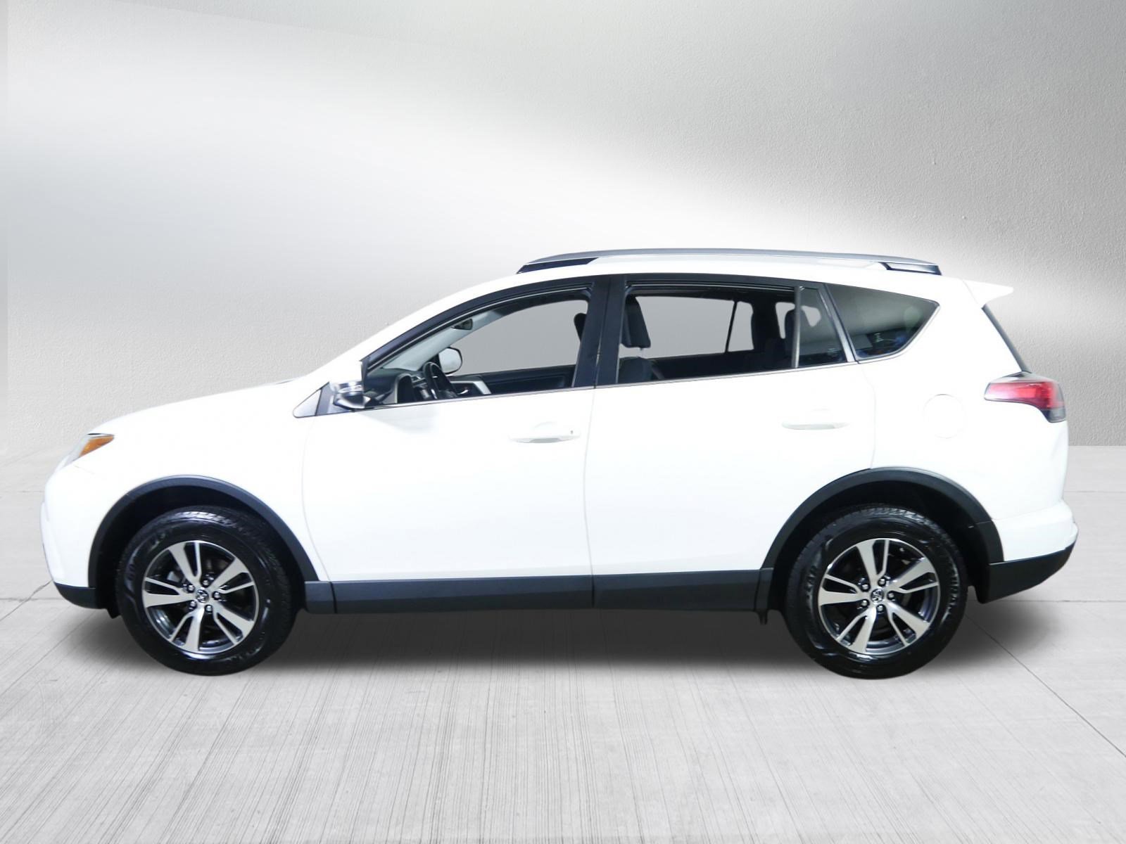 Used 2018 Super White Toyota XLE image 4