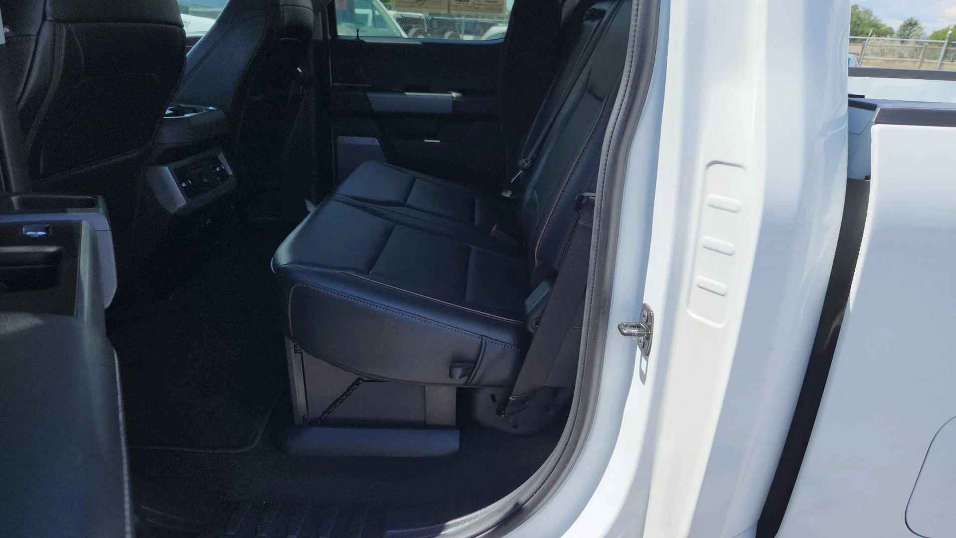 Certified Used 2025 Oxford White Ford LARIAT image 19